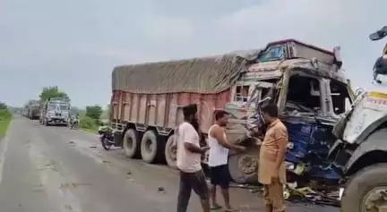 मानिकपुर: मारकुंडी थाना क्षेत्र के इटवां डुडेला में दो ट्रकों की टक्कर, एक ट्रक चालक गंभीर घायल होकर अस्पताल में भर्ती