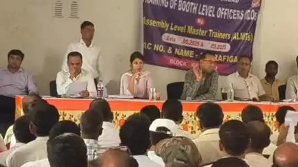 रफीगंज: रफीगंज प्रखंड की बहुउद्देशीय भवन में डीडीसी ने विशेष गहन पुनरीक्षण को लेकर बीएलओ के साथ की बैठक