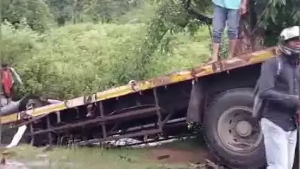 रायडीह: टेलर अनियंत्रित होकर लोची पुलिया के नीचे गिरा, चालक गंभीर रूप से घायल