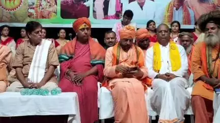 বেলডাঙা ১: সনাতন স্বভিমান সম্মেলনে  কার্তিক মহারাজ কে  সংবর্ধনা জ্ঞাপনে  বেলডাঙ্গার বিজেপি কনফেনার বিধান সরকার