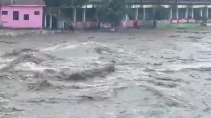 बागेश्वर: बागेश्वर जिले में भारी बारिश से जनजीवन अस्त-व्यस्त, नदी किनारे के घरों में घुसा पानी