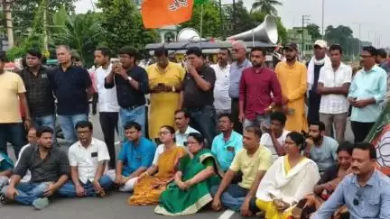 রানাঘাট ১: কসবা আইন কলেজের ধর্ষণ কাণ্ড ও রাজ্য সভাপতিকে গ্রেফতারের প্রতিবাদে জাতীয় সড়কে সাংসদ জগন্নাথ সরকার