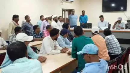 फारबिसगंज: फारबिसगंज प्रखंड कार्यालय के सभागार में मतदाता सूची के विशेष गहन पुनरीक्षण अभियान के लिए बीएलओ को दिया गया प्रशिक्षण