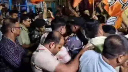 ব্যারাকপুর ২: কসবার ঘটনার প্রতিবাদে আন্দোলনে কলকাতায় গ্রেপ্তার বিজেপির রাজ্য সভাপতি টিটাগড় থানা ঘেরাও বিজেপি নেতা কর্মীদের