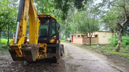 ओबरा: बासीन बीट में वन विभाग की जमीन पर अवैध तरीके से जुताई कर रहे जेसीबी को किया गया सीज़