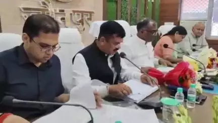 जौनपुर: कॉलेक्ट्रेट में बैठक में राज्यमंत्री ने कहा- बरसात से पहले सभी सड़कें गड्ढा मुक्त हों
