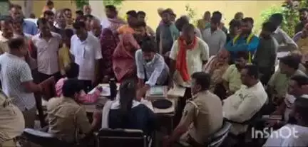 सिधवलिया: सिधवलिया थाना परिसर में लगा जनता दरबार, भूमि विवाद मामलों की हुई जनसुनवाई