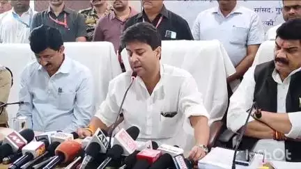 गुना: कलेक्ट्रेट में केंद्रीय मंत्री ज्योतिरादित्य सिंधिया ने प्रेस वार्ता में जिले के विकास कार्यों और योजनाओं की जानकारी दी