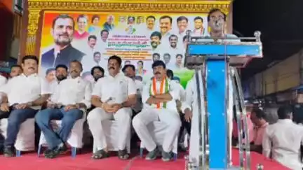 பெரம்பூர்: வியாசர்பாடி பகுதியில் காங்கிரஸ் சார்பில் ராகுல் காந்தி பிறந்த நாளை முன்னிட்டு சிலம்பப் போட்டி நடைபெற்றது இதில் வெற்றி பெற்றவர்களுக்கு பரிசு வழங்கினார்