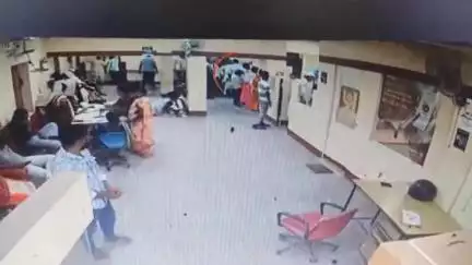 रफीगंज: रफीगंज शहर के पीएनबी बैंक परिसर से अज्ञात चोरों ने महिला के पर्स से ₹30,000 की चोरी की, प्राथमिकी दर्ज