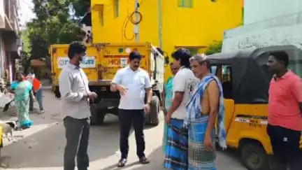 பெரம்பூர்: வியாசர்பாடி சாமியார் தோட்டம் பகுதியில் மாஸ் கிளீனிங் நடைபெற்றதை ஆய்வு மேற்கொண்ட கவுன்சிலர்