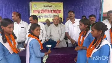 बिल्हा: ग्राम सिरगिट्टी स्थित शा. उ. मा विद्यालय में आयोजित शाला प्रवेश कार्यक्रम में बिल्हा विधायक धरमलाल कौशिक शामिल हुए