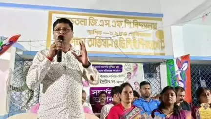 মুর্শিদাবাদ জিয়াগঞ্জ: ২১ শে জুলাই  শহীদ দিবস সফল করার লক্ষ্যে লালবাগ শহর তৃণমূল কংগ্রেসের উদ্যোগে আলোচনা সভায় উপস্থিত পৌরপিতা ইন্দ্রজিৎ ধর