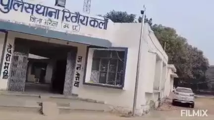 मुरैना: रिठौरा पुलिस ने भदौरिया होटल में अवैध शराब बेचते एक युवक को पकड़ा, ₹9,760 की शराब बरामद
