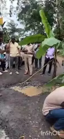 ನರಸಿಂಹರಾಜಪುರ: ಸೀಗೋಡು ಕೆಫೆ ಬಳಿ ರಸ್ತೆ ಗುಂಡಿಗೆ ಬಾಳೆ ಗಿಡ ನೆಟ್ಟು ಆಕ್ರೋಶ, ಕಾರಣ ಗೊತ್ತಾ?