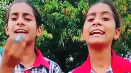 रफीगंज: रफीगंज की वायरल गर्ल्स सोनाली सृष्टि फिर से सुर्खियों में, गाने के माध्यम से पढ़ाई को लेकर किया जागरूक