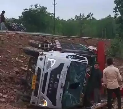 ओडगी: छत्तीसगढ़-मध्य प्रदेश सीमा से लगे सेमरिया गांव में ट्रक पलटने से ड्राइवर को लगी चोट, इलाज जारी