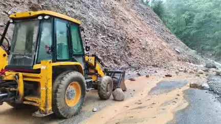 कर्णप्रयाग: बद्रीनाथ राष्ट्रीय राजमार्ग गौचर कमेडा के पास मलबा आने से बाधित, मलबा हटाने का कार्य शुरू किया गया