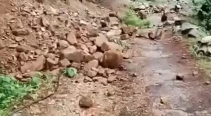 पोखरी: पोखरी गोपेश्वर मोटर मार्ग भूतेधार के समीप जगह-जगह मलबा आने से अवरुद्ध, आवागमन में हो रही परेशानी