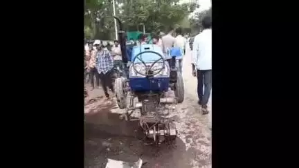 ललितपुर: पिसनारी के पास नगर पालिका के टैक्टर और स्कॉर्पियो की जोरदार टक्कर, टैक्टर दो हिस्सों में बटा, वीडियो हुआ वायरल