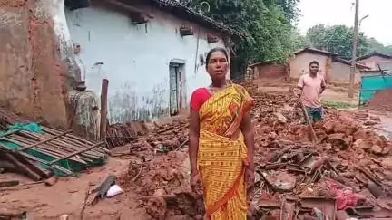 तोरपा: रायसिमला सेमरटोली गांव में भारी बारिश के बाद एक घर गिरा