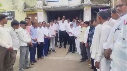 जीरापुर: ई-अटेंडेंस योजना के विरोध में शिक्षकों ने मुख्यमंत्री के नाम तहसीलदार को ज्ञापन दिया, जमकर की नारेबाजी