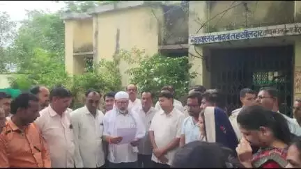 जीरापुर: शिक्षकों ने ई-अटेंडेंस व्यवस्था का विरोध किया, मुख्यमंत्री के नाम तहसीलदार को सौंपा ज्ञापन