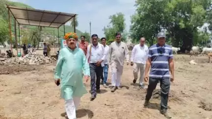 बूंदी: वन विभाग कार्यालय के सामने भाजपा के पूर्व विधायक अशोक डोगरा ने कायन हाउस कार्यों का किया निरीक्षण