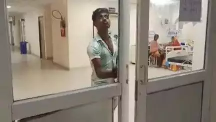 मधुबनी: सदर अस्पताल के इमरजेंसी वार्ड का मुख्य दरवाजा खराब होने से मरीजों की परेशानी बढ़ी