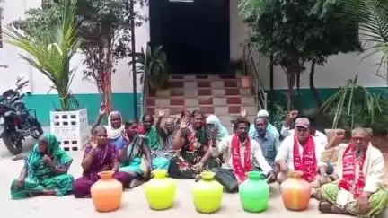 ఎమ్మిగనూరు: ఎమ్మిగనూరులో మున్సిపల్ ఆఫీసు ముందు కాళీ బిందెలతో సిపిఎం ఆధ్వర్యంలో రాఘవేంద్ర నగర్  ప్రజలతో కలిసి వినూత్న నిరసన..