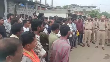 అసిఫాబాద్: రవిచంద్ర కాలనీలో కార్డెన్ సెర్చ్ నిర్వహించిన ఆసిఫాబాద్ సీఐ రవీందర్