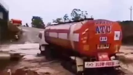 पंचकूला: कीरतपुर में तेज बारिश से रास्ता बंद, नदी में फंसे वाहन
