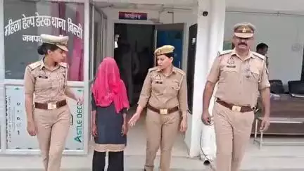 बिल्सी थाना क्षेत्र में बच्ची को आग से जलाने के आरोप में मा को गिरफ्तार
