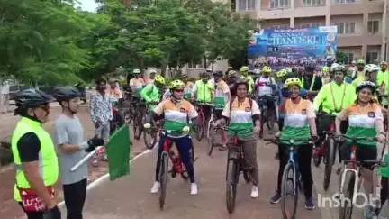 अशोक नगर: बेटियों के लिए विशेष पहल: कलेक्ट्रेट से कलेक्टर ने रेवा अभियान के तहत साइकिल रैली को दिखाई हरी झंडी