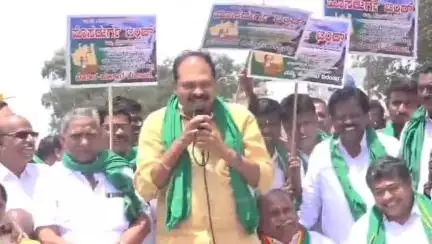 ಹೊಸದುರ್ಗ: ಹಾಲಿ ಶಾಸಕರ ಬಳಿ ಪರಾಜಿತ ಅಭ್ಯರ್ಥಿಯಿಂದ ಎಂಎಲ್ ಎ ಮಾಡುವಂತೆ ಮನವಿ- ಹೊಸದುರ್ಗದಲ್ಲಿ ನಡೆದ ಪ್ರಸಂಗ