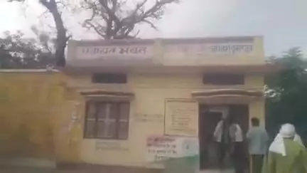 सिकंदरपुर: खड़सरा पंचायत भवन में चोरी, ग्रामीणों में आक्रोश, ग्राम प्रधान ने पुलिस को दी तहरीर
