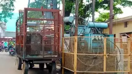 लखीमपुर: सेठ घाट चौराहे के पास ट्रांसफार्मर के तारों में लगी अचानक आग, आग लगने से मची अफरा-तफरी, विद्युत विभाग को दी गई सूचना