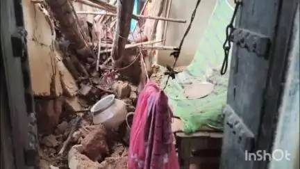 लातेहार: लातेहार के सासंग ग्राम में लगातार बारिश से गरीब आदिवासी का आशियाना शनिवार रात गिरा