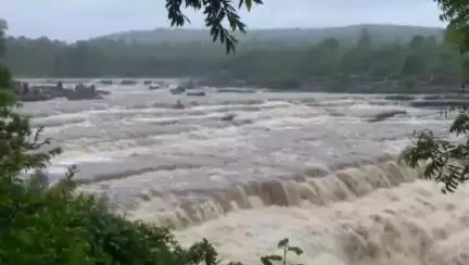 ಗೋಕಾಕ: ಮಾರ್ಕಂಡೇಯ ನದಿಗೆ ಹೆಚ್ಚಾದ ಒಳ ಹರಿವು ಪ್ರಮಾಣ ಹಿನ್ನಲೆ ಗೋಡಚನಮಲ್ಕಿ ಫಾಲ್ಸ್ ನಲ್ಲಿ ಜಲ ವೈಭವ