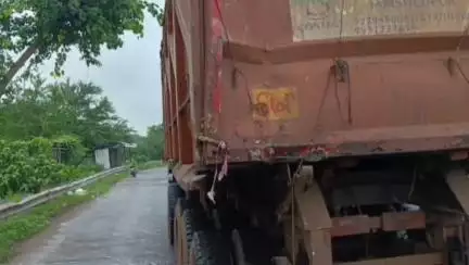 খড়গপুর ১: প্রচন্ড বৃষ্টিতে দৃশ্যমানতার অভাব, ডাম্পারের পেছনে ধাক্কা লরির, বসন্তপুরে মৃত্যু হেল্পারের