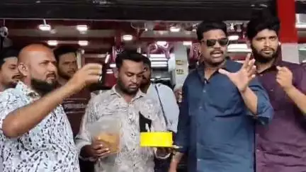 परभणी: वसमत रोडवरील एका बेकरीत केकमध्ये माशी तर टोस्टमध्ये अढळल्या अळ्या व्हिडिओ सोशल मीडियावर व्हायरल