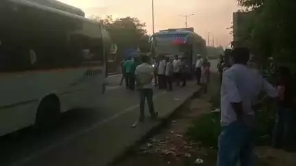 गायघाट: मैठी टॉल प्लाजा पर यात्रियों को बैठाने के लिए दो बस स्टॉप आपस में भिड़े, जमकर हुई हाथापाई