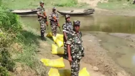 नौतनवा: एसएसबी जवानों ने कोटहीमाई मंदिर के पास से 10 बोरी यूरिया किया बरामद