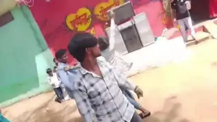 तालबेहट: वृंदावन में दहशत फैलाने के उद्देश्य से शादी समारोह में कुछ युवकों ने हाथों में तमंचा लेकर किया डांस,वीडियो हुआ वायरल