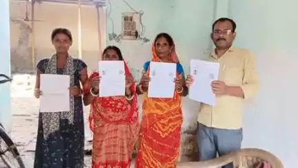 मतदाता सूची के विशेष गहन पुनरीक्षण (एसआईआर) के दौरान पटना में बीएलओ द्वारा घर-घर जाकर गणना प्रपत्र वितरित किए जा रहे हैं। डीईओ-सह-डीएम, पटना ने सभी ईआरओ को इस पर बारीकी से निगरानी करने का निर्देश दिया है।