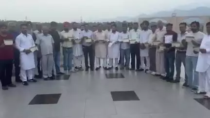 मोरनी: पिंजौर में जजपा जिलाध्यक्ष ओपी सिहाग ने कार्यकर्ताओं को सदस्यता प्रतियां सौंपी, कहा- कार्यकर्ता ही पार्टी की पार
