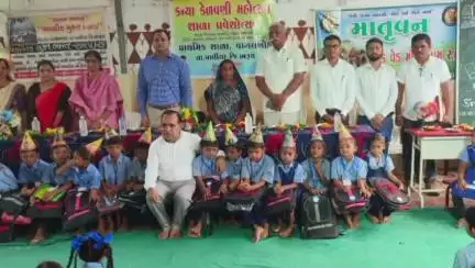 વાલિયા: વાલિયા તાલુકાની ત્રણ શાળાઓમાં જિલ્લા કલેકટર ગૌરાંગ મકવાણા દ્વારા બાળકોને શાળા પ્રવેશ અપાવ્યો