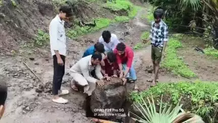 નસવાડી: ડુંગર વિસ્તારના કુંડાના નોલીયા બારી ફળિયાના કાચા રસ્તા ગ્રામજનો જાતે રીપેરીંગ કરવા મજબુર બન્યા #Jansamasya