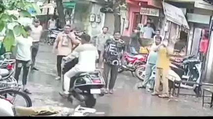 અમદાવાદ શહેર: અમદાવાદમાં કાયદાના ધજાગરા ઉડ્યા, ગોમતીપુરમાં  યુવક પર તૂટી પડ્યા અસામાજિક તત્વો