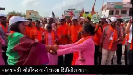 परभणी: आषाढी वारीत सहभागी होऊन परभणीच्या पालकमंत्री मेघनाताई बोर्डीकरांनी धरला दिंडीतील वारकऱ्यांसमवेत फुगडी व फेर